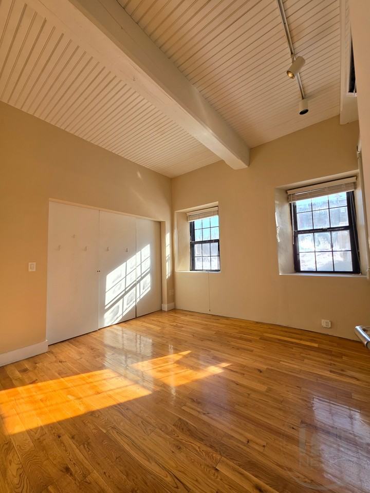 555 Roosevelt Ave - Photo 4 of 8