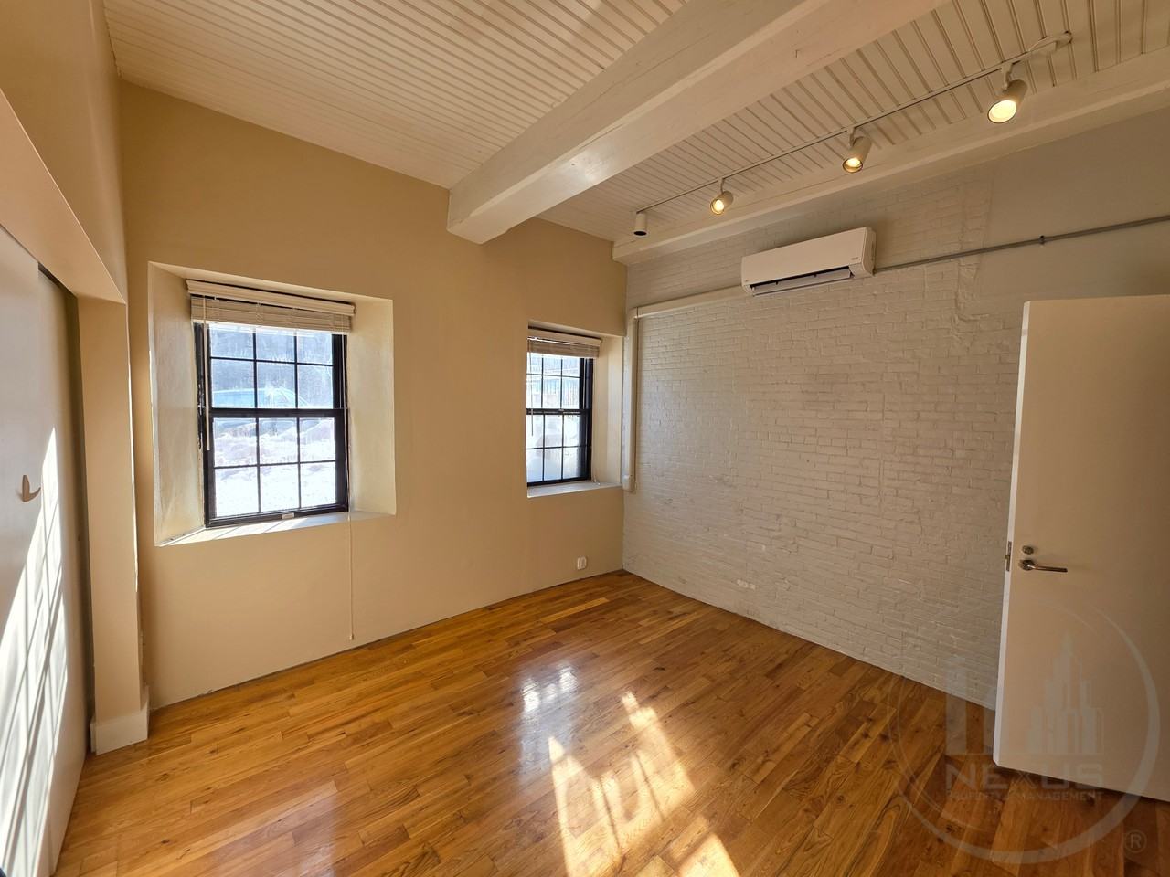 555 Roosevelt Ave - Photo 5 of 8