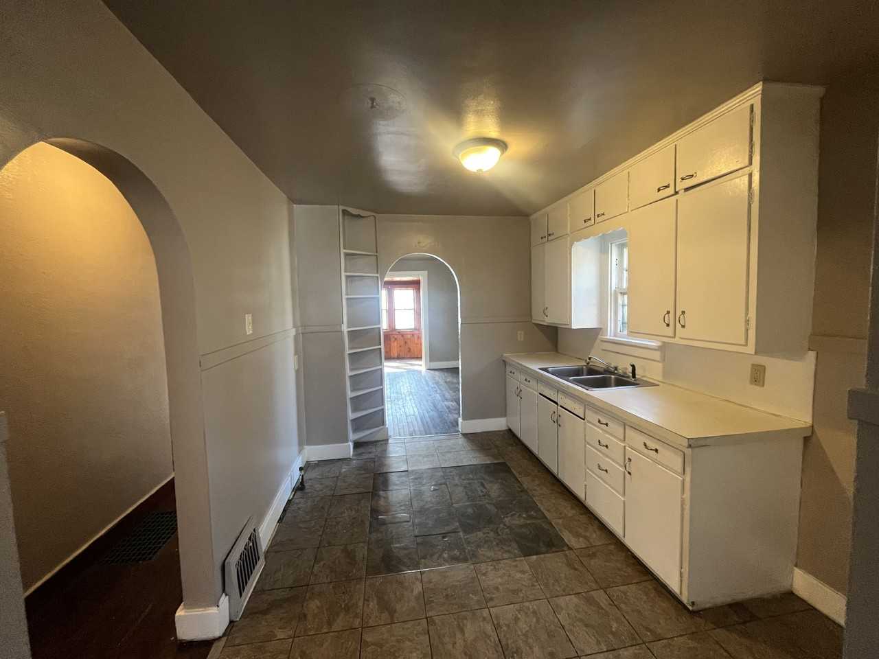 746 Wesley Ave - Photo 2 of 11