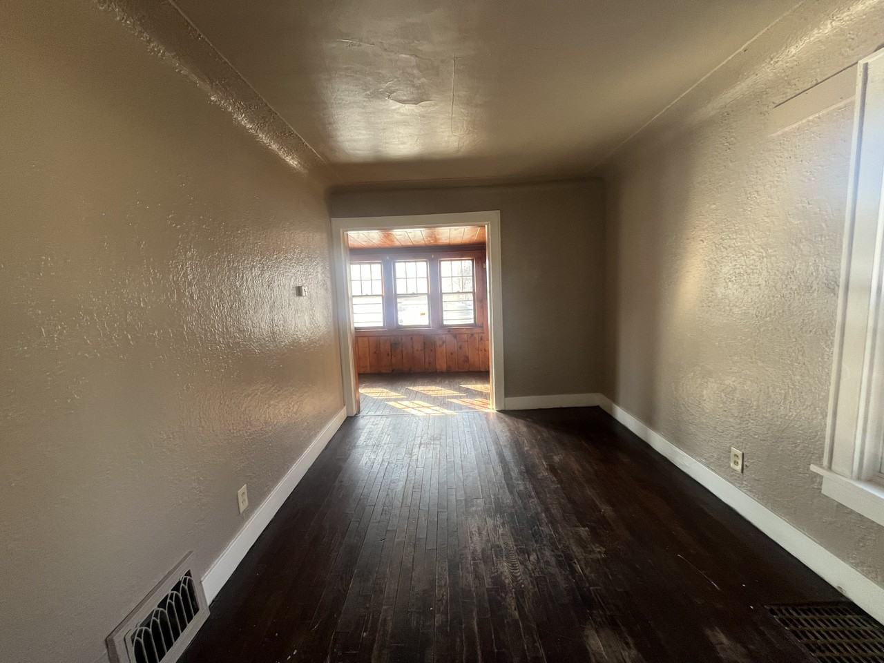 746 Wesley Ave - Photo 3 of 11