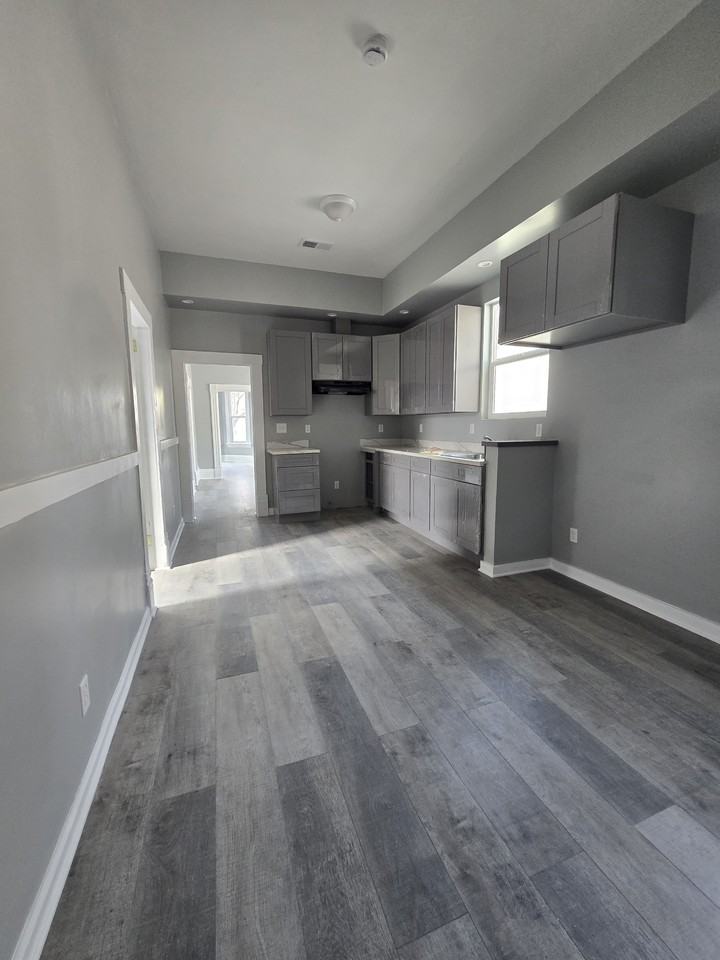 3826 Clarke St - Photo 4 of 15