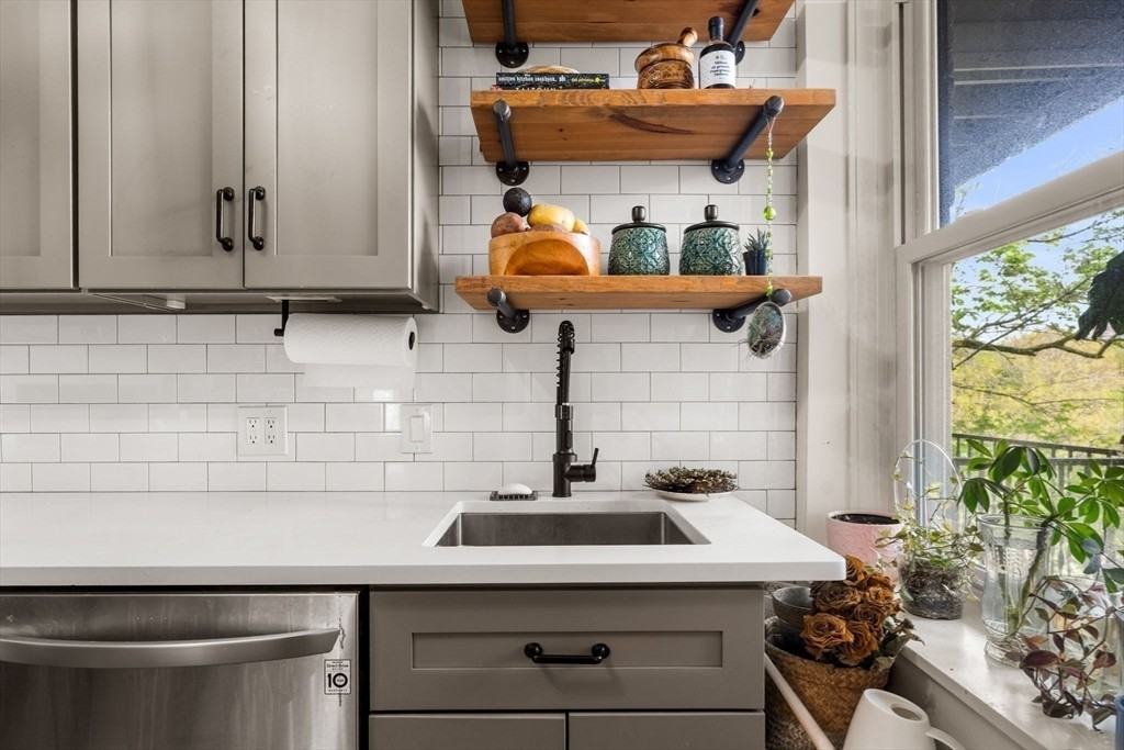 550 Centre St #15 - Photo 7 of 17