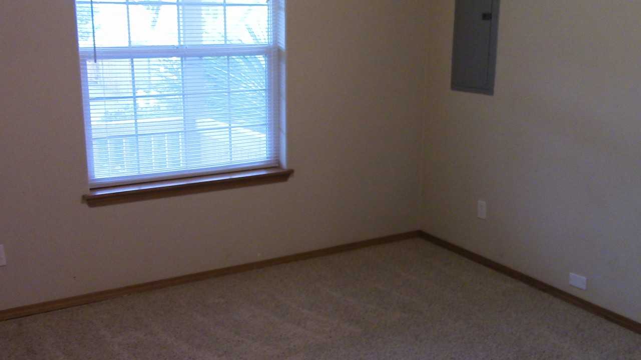 350 N Ocean St - Photo 5 of 13