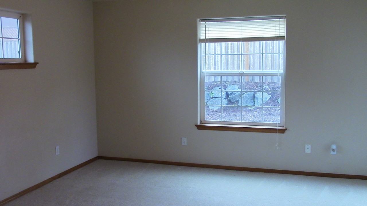 350 N Ocean St - Photo 7 of 13