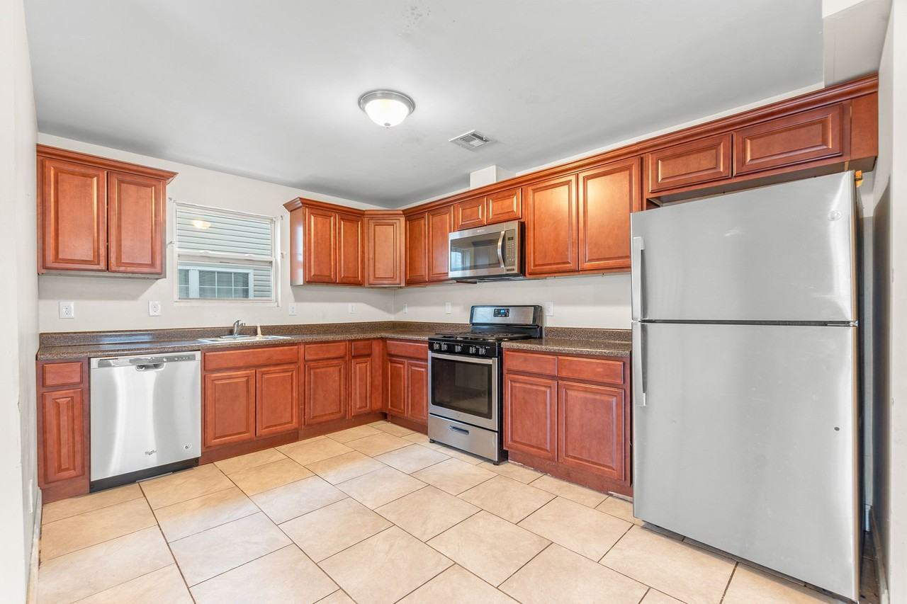 280 S 20th St #2 - Photo 4 of 21