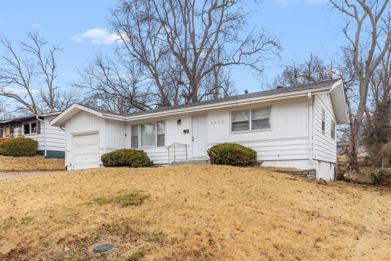 1011 Renshaw Dr - Photo 3 of 24