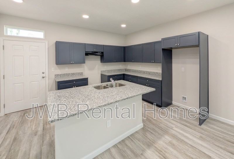 549 Jessie St - Photo 4 of 17