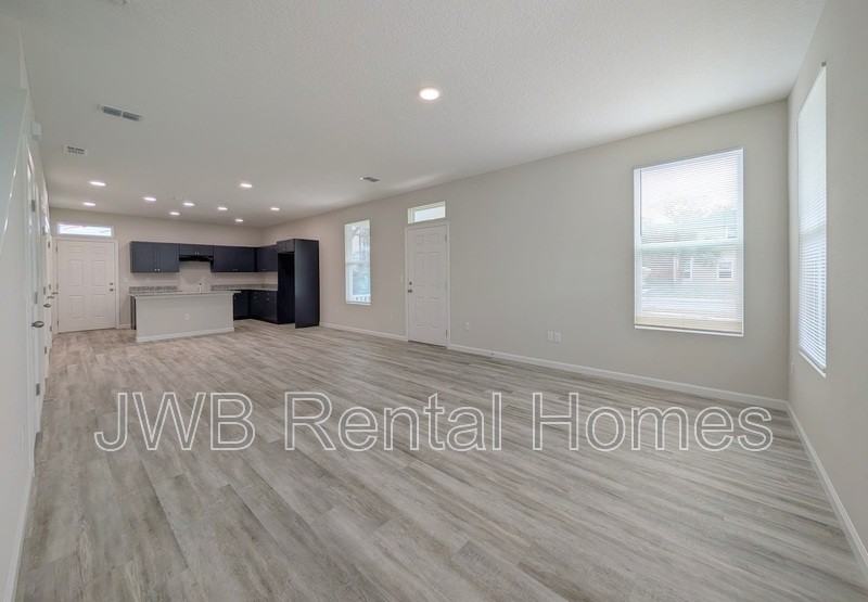 549 Jessie St - Photo 5 of 17