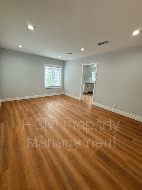 5233 Bellflower Blvd - Photo 3 of 11