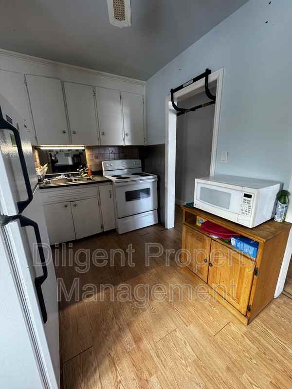 180 Dumble Ave - Photo 7 of 45