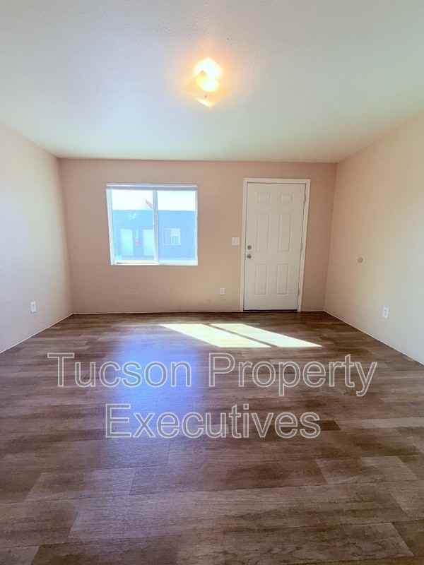 2411 S 6th Ave - Photo 5 of 19