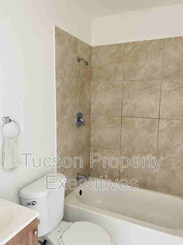 2411 S 6th Ave - Photo 3 of 6