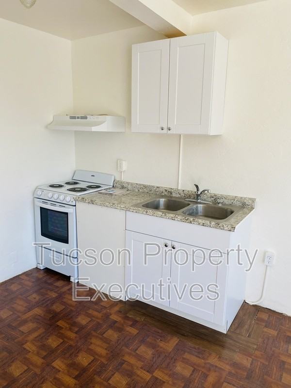 2411 S 6th Ave - Photo 4 of 6