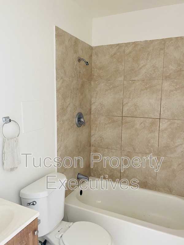 2411 S 6th Ave - Photo 3 of 6