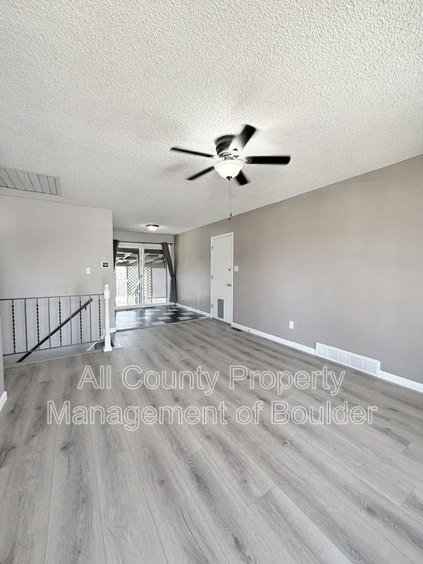 725 Hilltop St - Photo 4 of 33