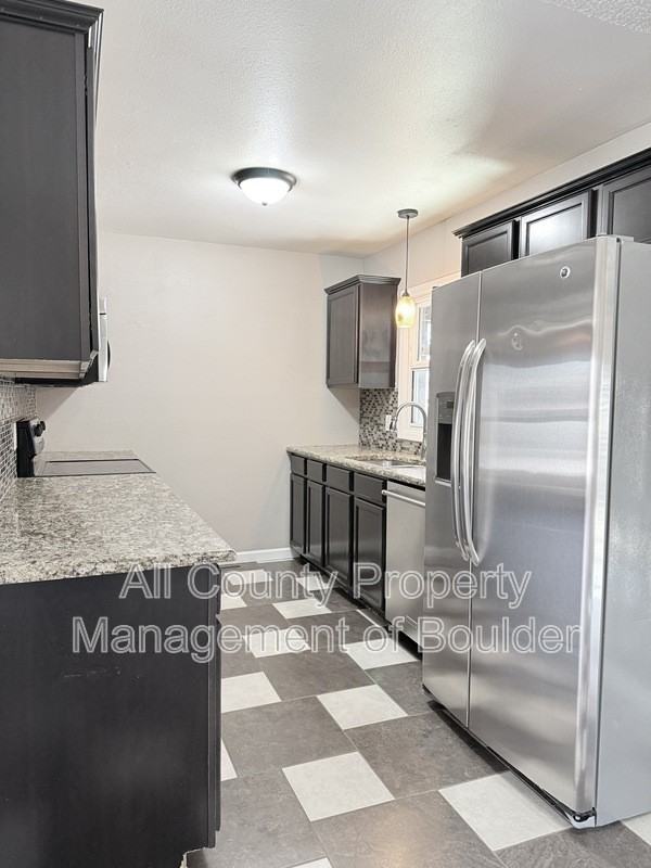 725 Hilltop St - Photo 5 of 33