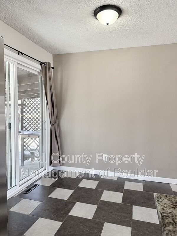 725 Hilltop St - Photo 6 of 33