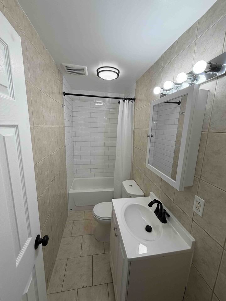 1139 Summit AveApartment 2 #1139-2 - Photo 7 of 9