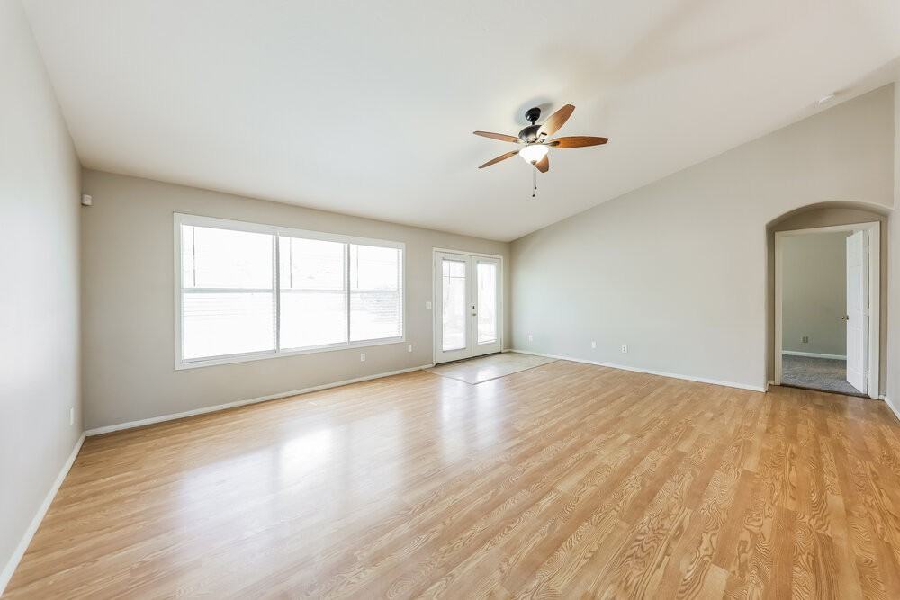 743 W Sherri Dr - Photo 3 of 16