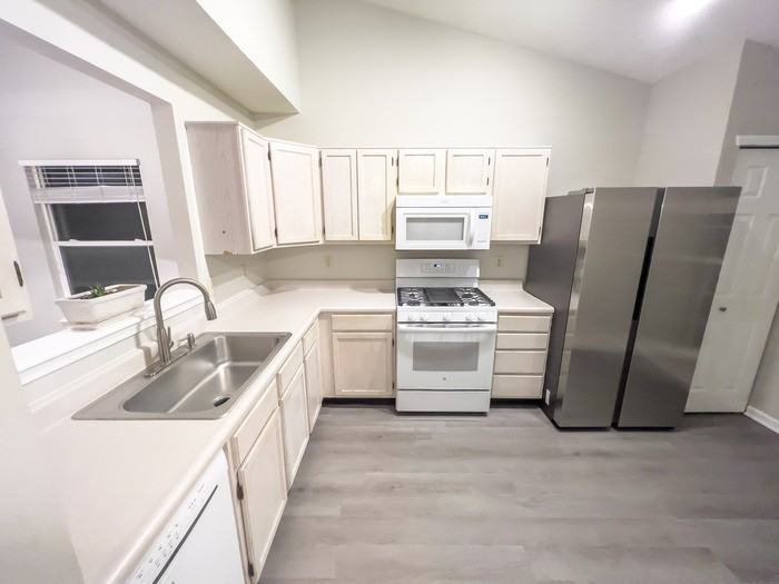 744 Rose Ln - Photo 5 of 15