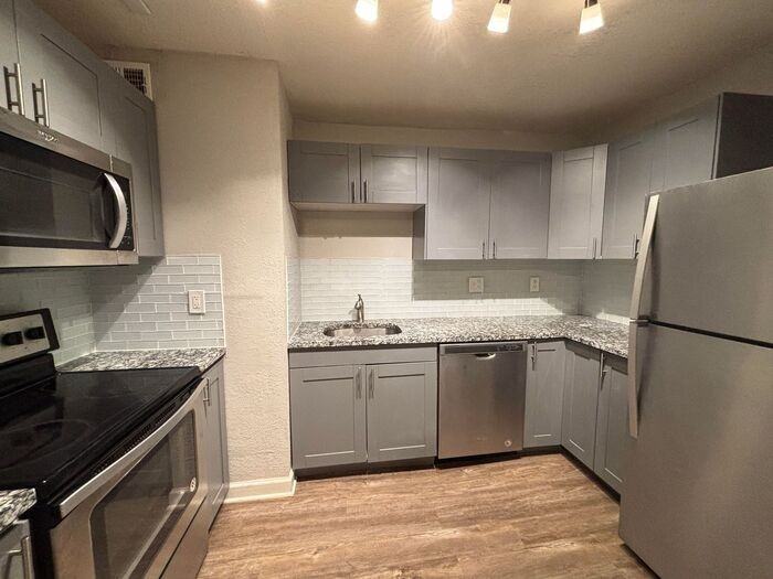 3710 Wyandotte St #9 - Photo 3 of 9