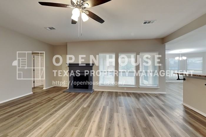 2713 Hilcroft Ave - Photo 4 of 23