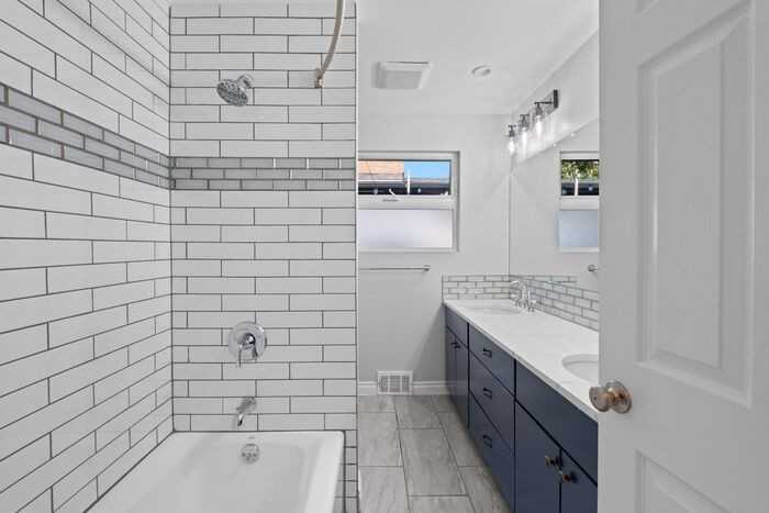 7722 Fauntleroy Way Sw - Photo 3 of 50