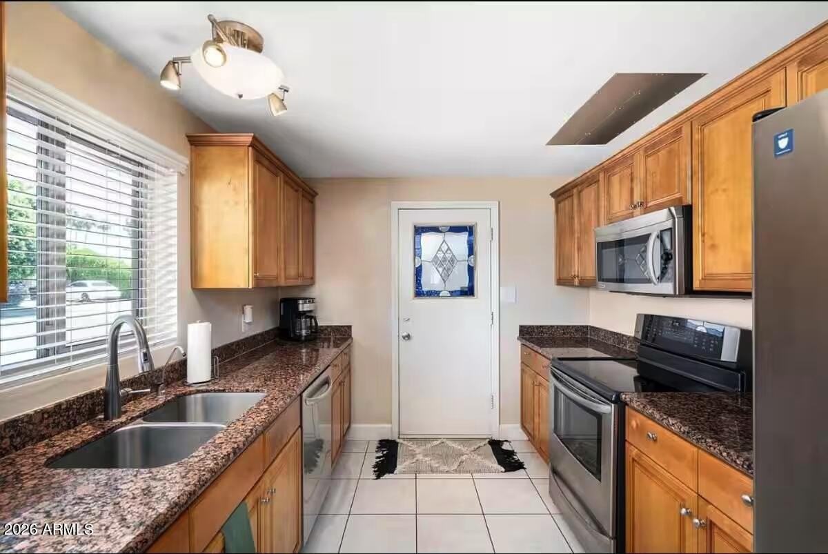 7501 E Minnezona Ave - Photo 3 of 40