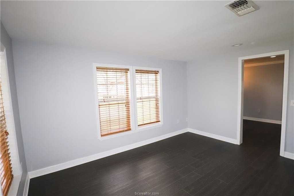 403 N Temple St - Photo 4 of 14