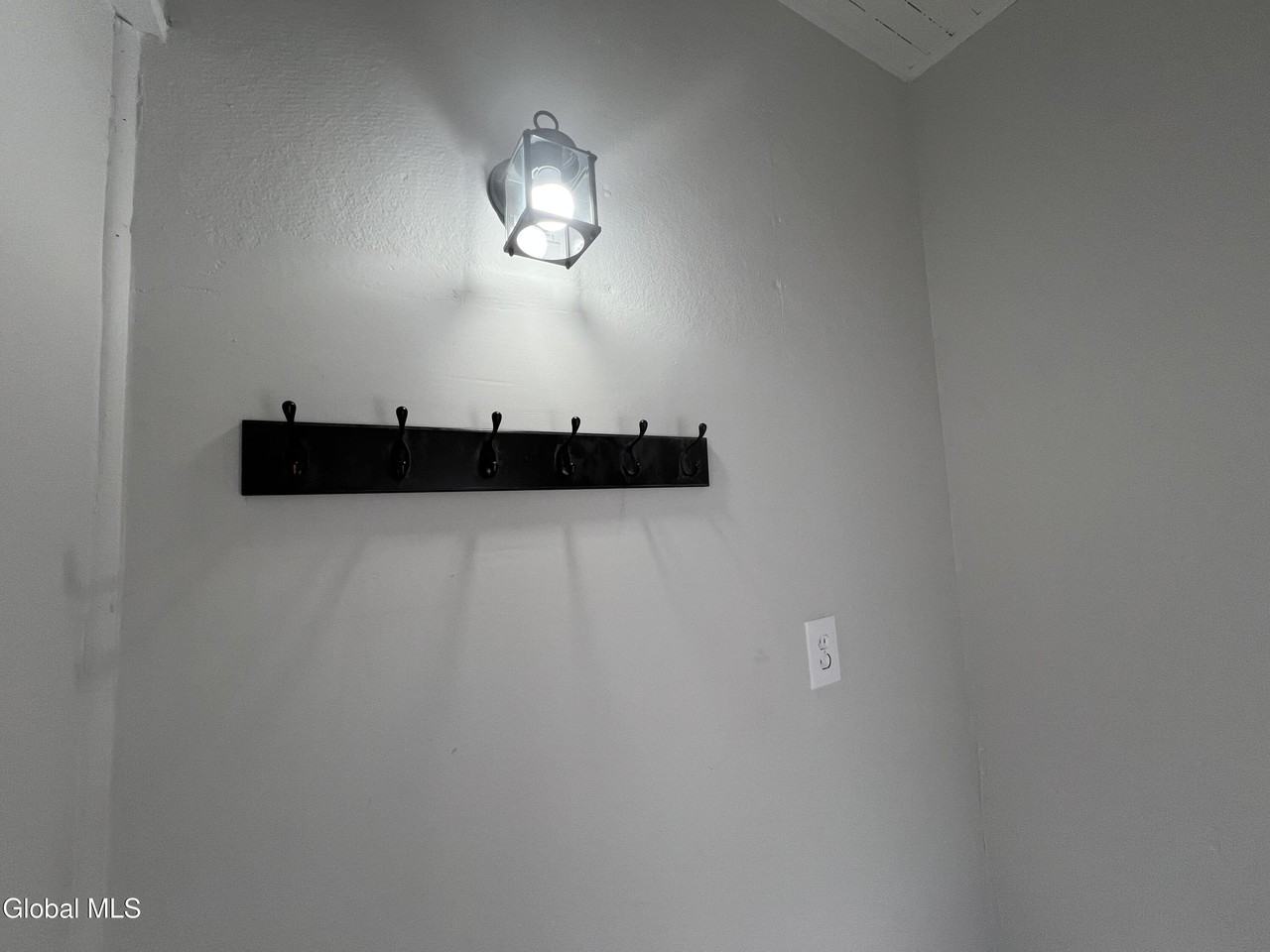 1086 Wendell Ave Unit 1 - Photo 4 of 32