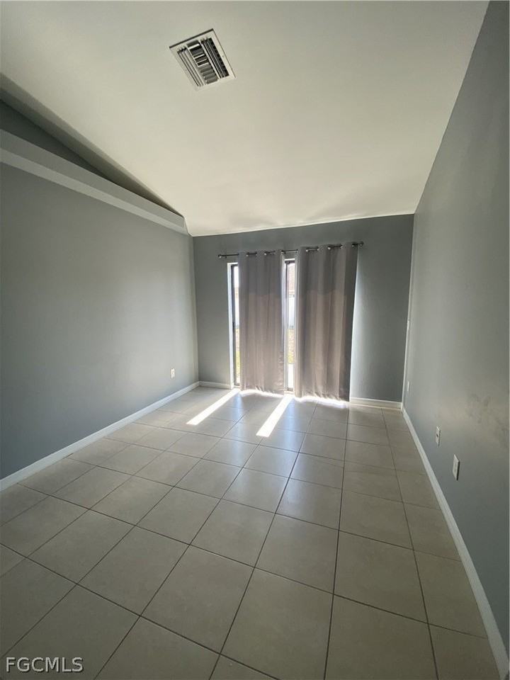 928 Sw 39th Ter - Photo 3 of 9