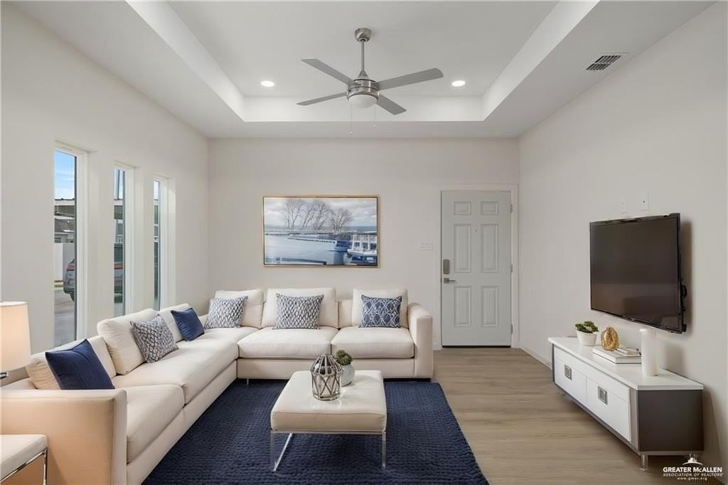 804 N Clarence Ave Apt 1 - Photo 2 of 10