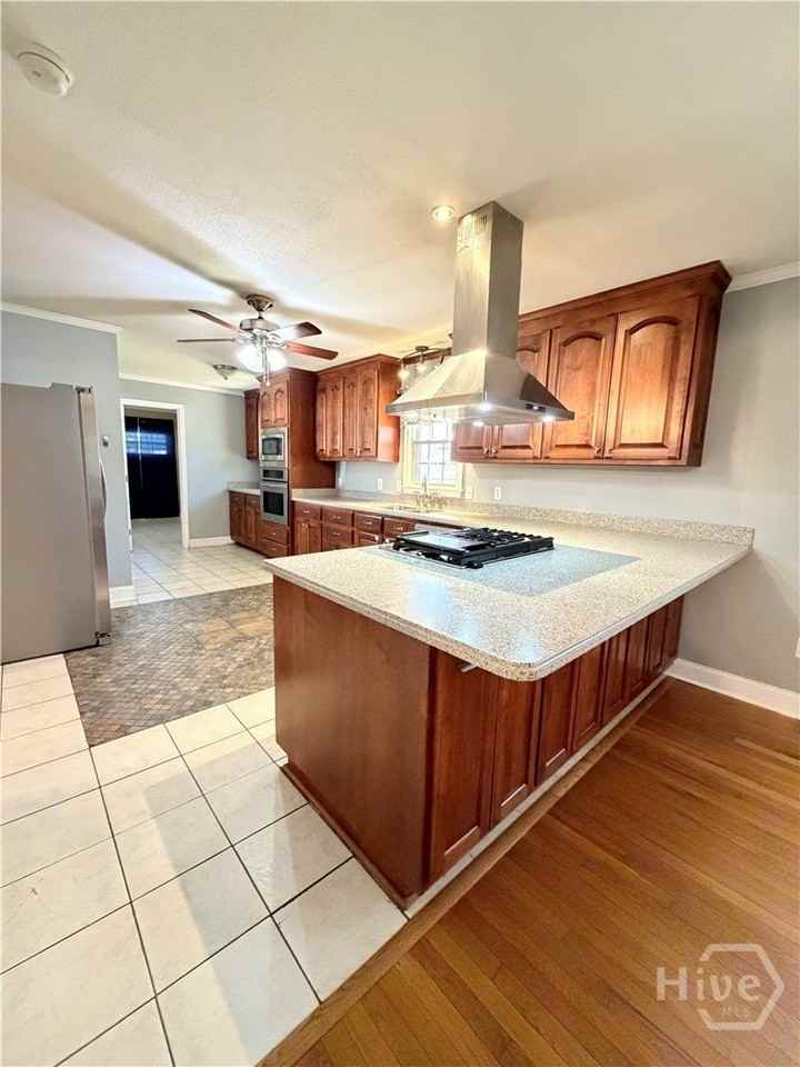 560 Greencrest Dr - Photo 4 of 22