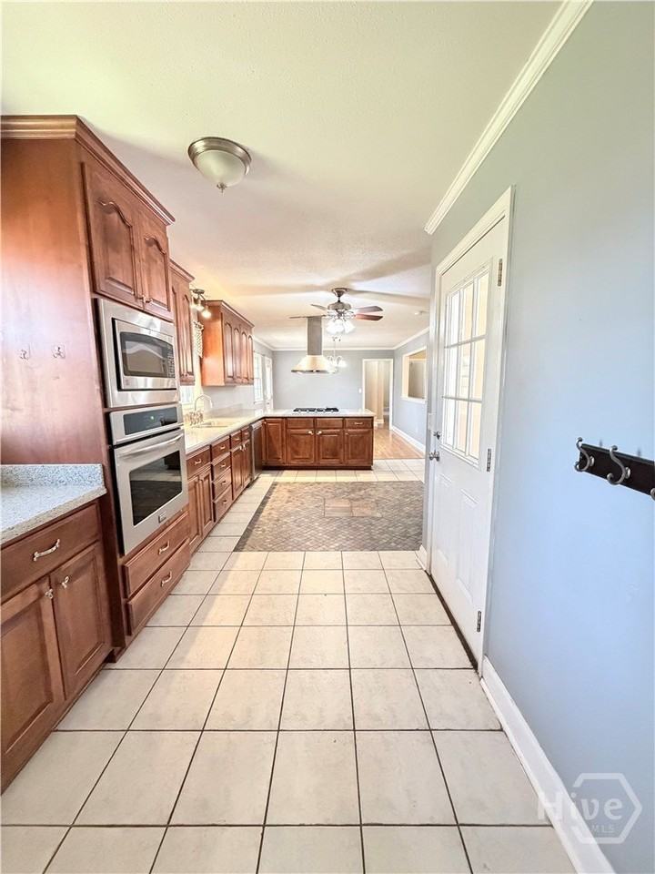 560 Greencrest Dr - Photo 7 of 22