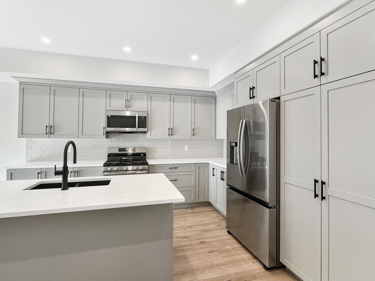 2618 28 Ave Sw #2618UPPER - Photo 3 of 32