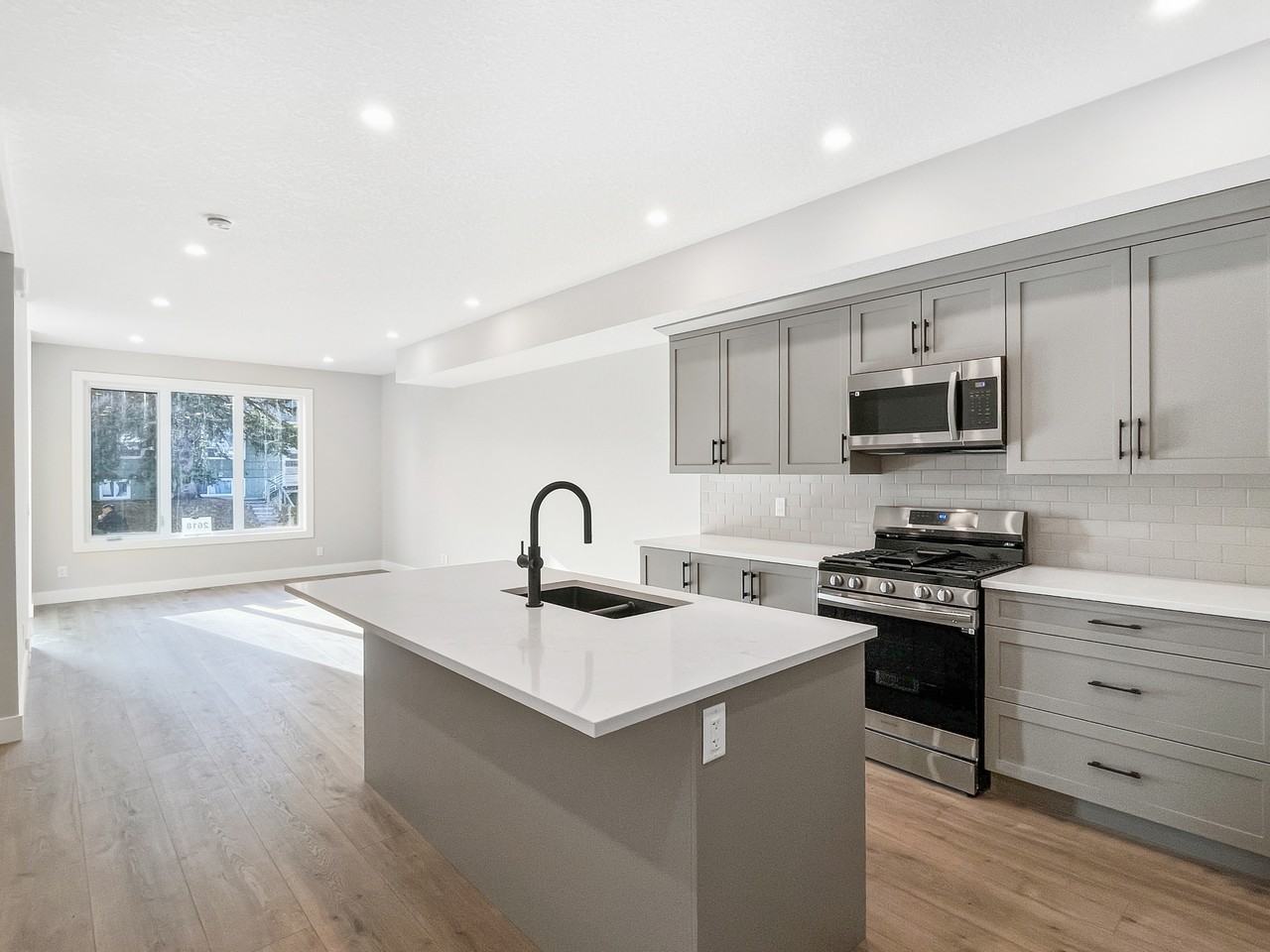 2618 28 Ave Sw #2618UPPER - Photo 4 of 32