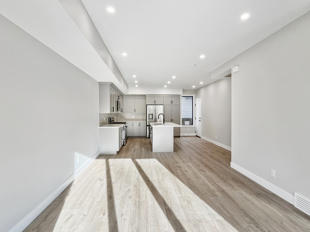 2618 28 Ave Sw #2618UPPER - Photo 7 of 32