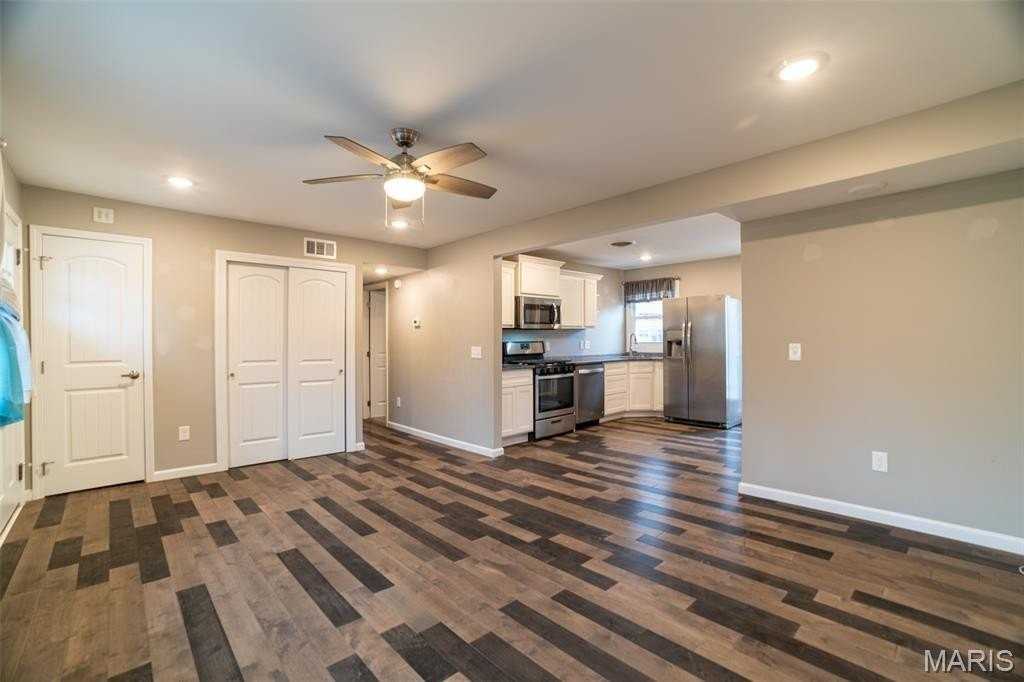 204 Hillsdale Dr - Photo 3 of 19