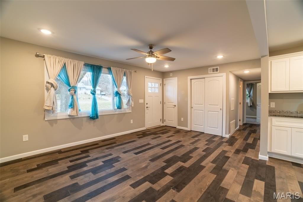 204 Hillsdale Dr - Photo 4 of 19