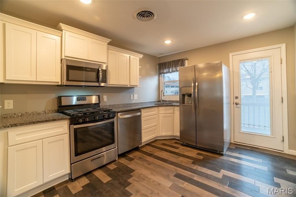 204 Hillsdale Dr - Photo 5 of 19