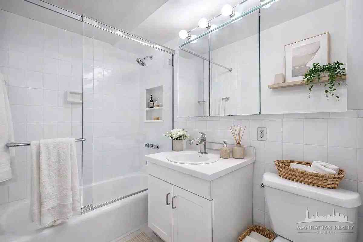E 39th St #606 - Photo 4 of 6