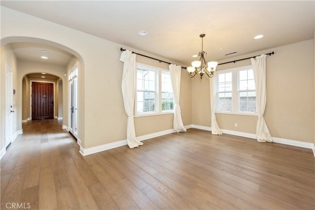 23 Breezes - Photo 4 of 31