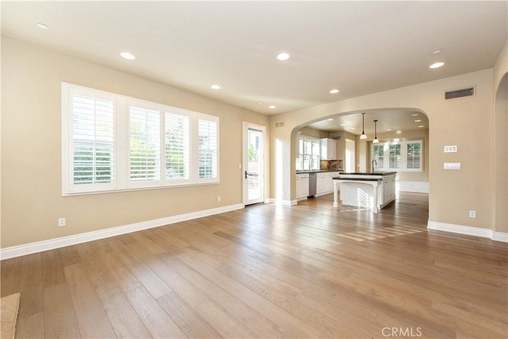 23 Breezes - Photo 6 of 31