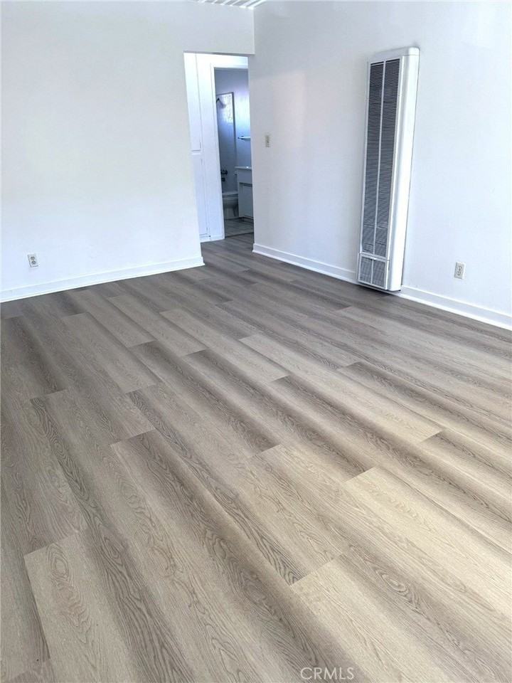 315 E 8th St - Photo 2 of 6