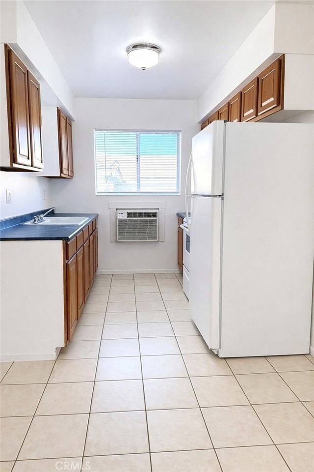 315 E 8th St - Photo 3 of 6