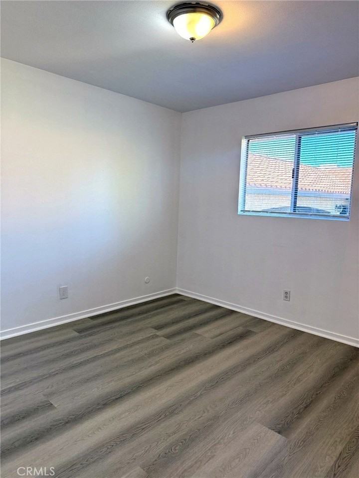 315 E 8th St - Photo 5 of 6