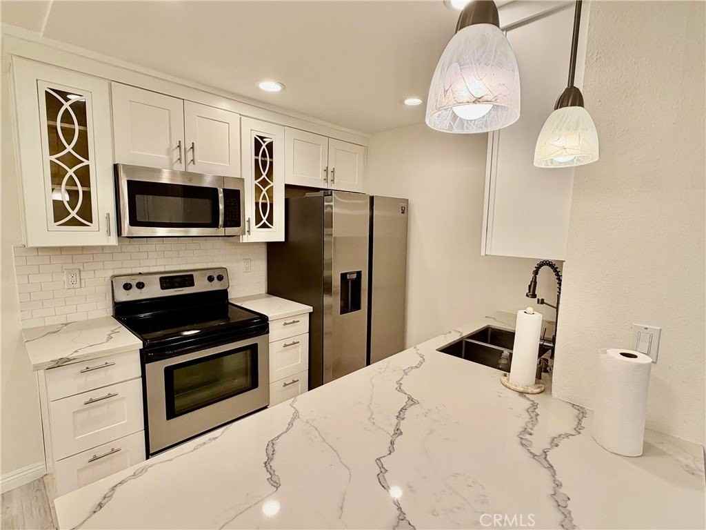 28947 Thousand Oaks Blvd - Photo 5 of 15