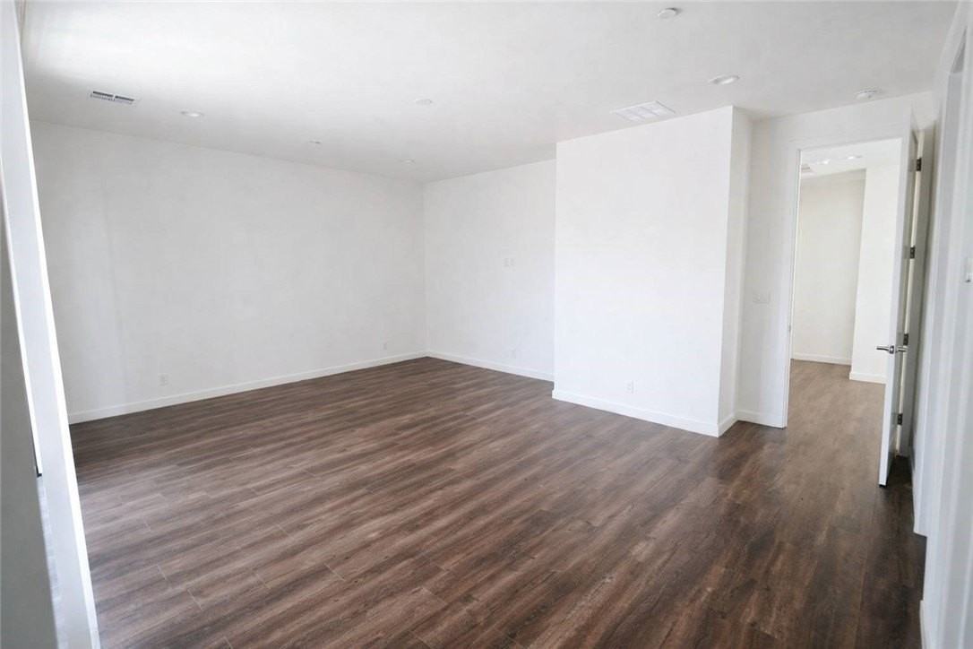 18919 Gault St - Photo 5 of 17