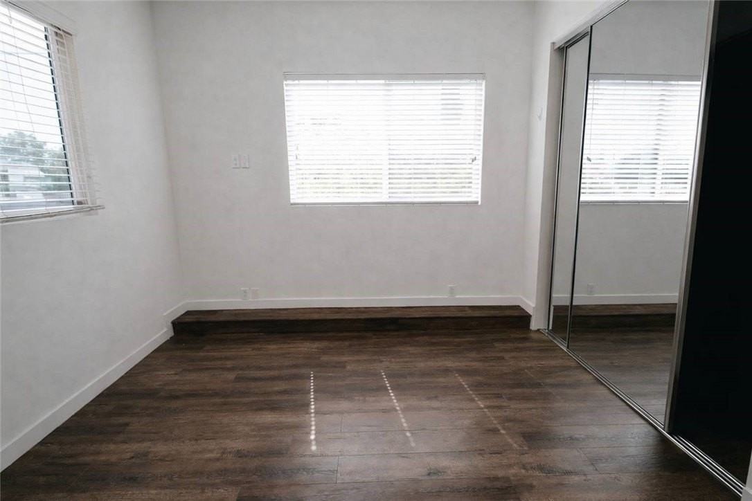 18919 Gault St - Photo 7 of 17