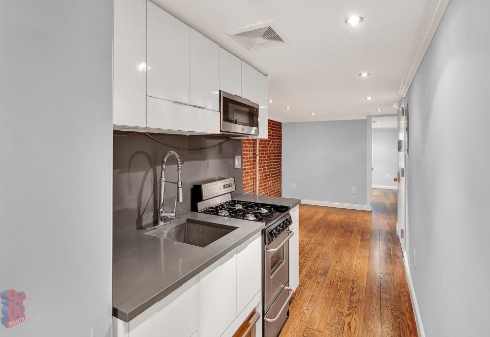 118 E 7th St #01W - Photo 2 of 10